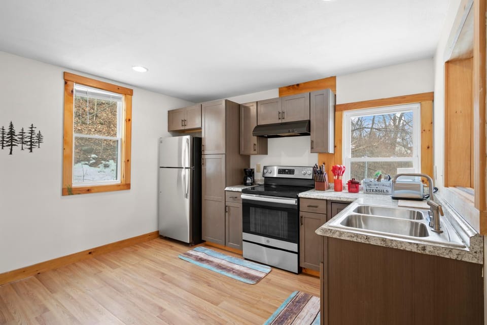 The Barn - Pet Friendly and Lake View House in Barnstead