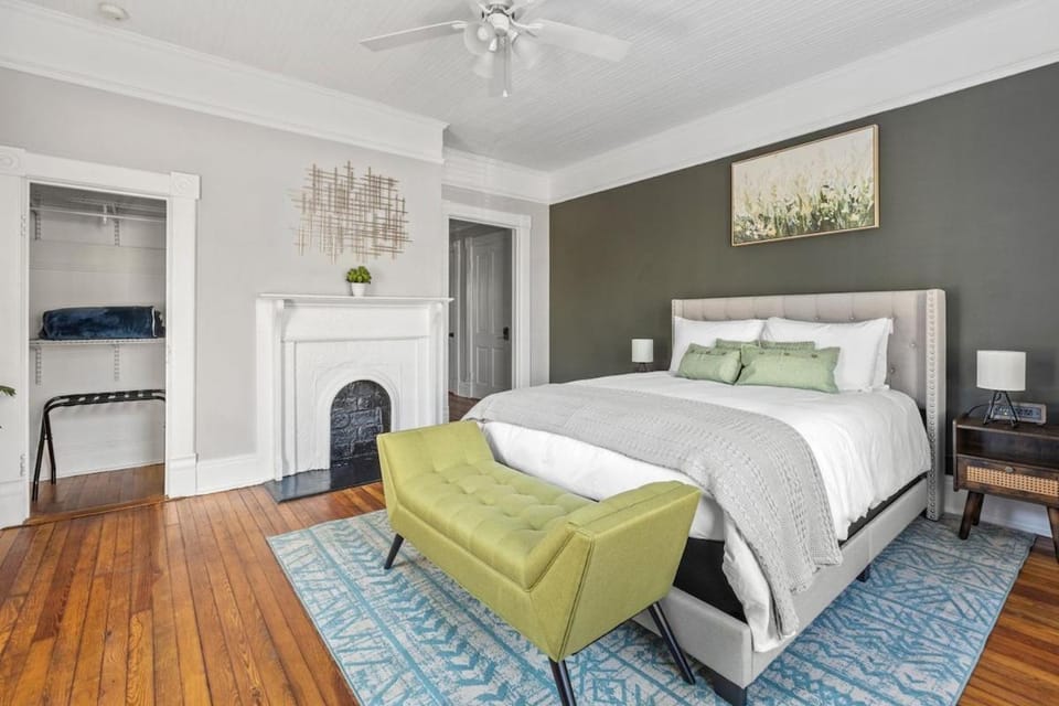 Luxury 1 Bed Downtown Columbia Upstairs Apartment in Columbia