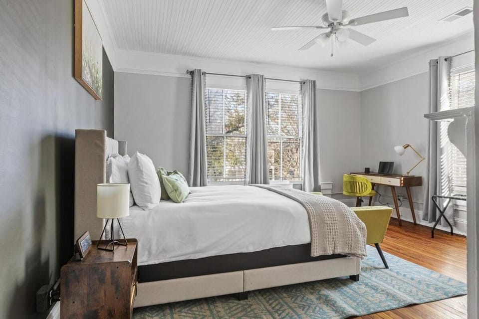 Luxury 1 Bed Downtown Columbia Upstairs Apartment in Columbia