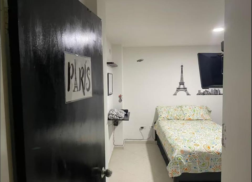 Habitaciones Privadas, dentro de apartamento, cómodas y muy cercanas al Poblado Vacation rental in Medellin
