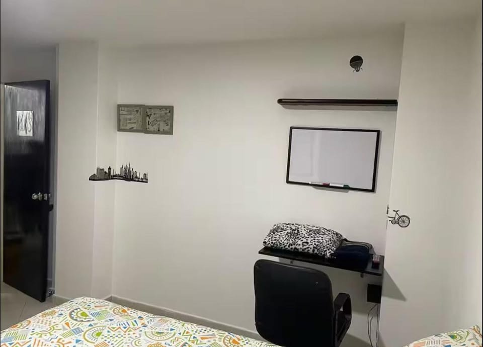 Habitaciones Privadas, dentro de apartamento, cómodas y muy cercanas al Poblado Vacation rental in Medellin