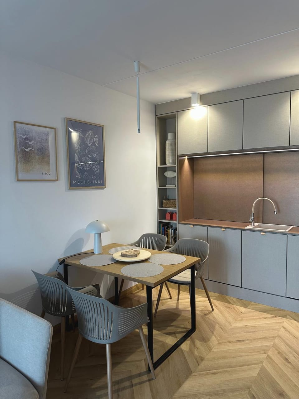 Kitchen or kitchenette, Dining area