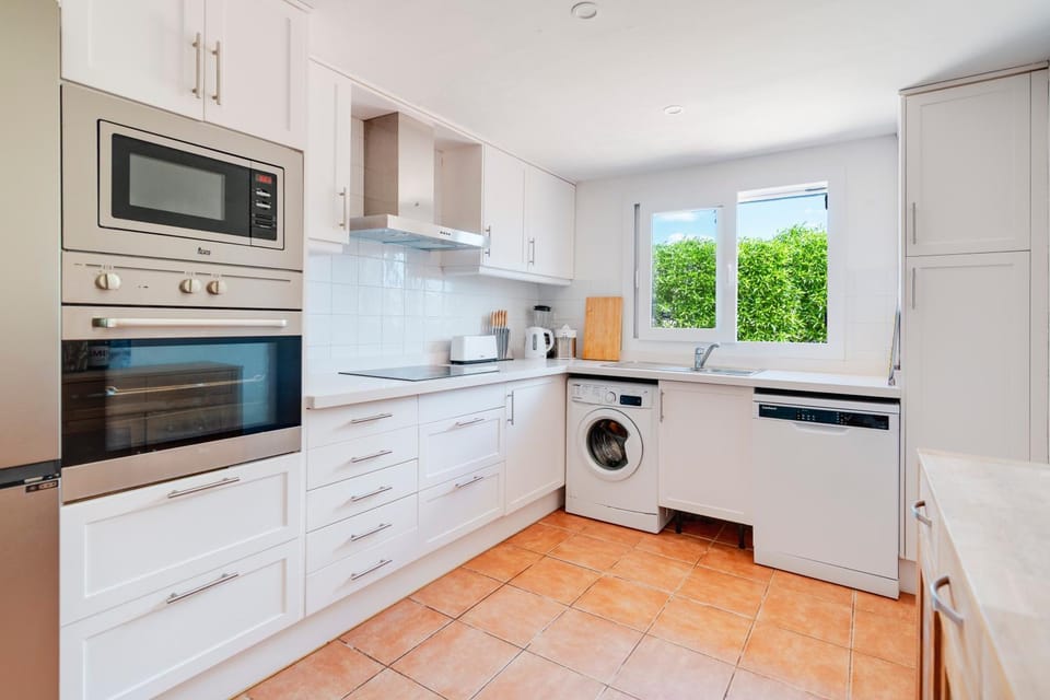 Kitchen or kitchenette, Photo of the whole room, dishwasher, microwave, oven, stove, toaster, washing machine