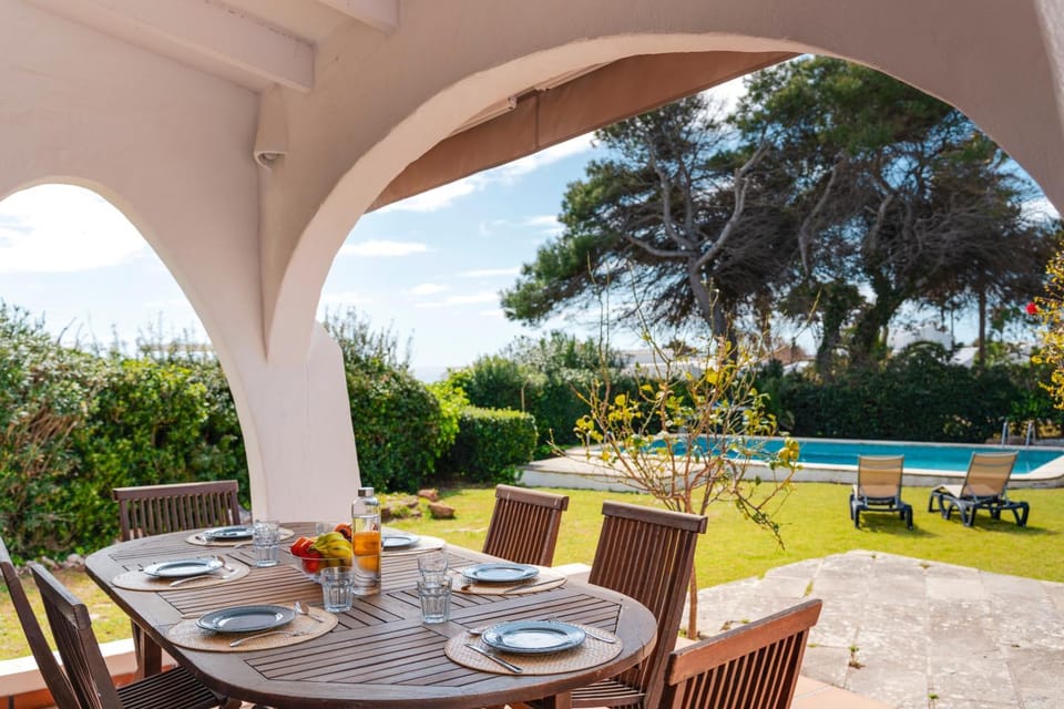 Patio, Off site, Day, Garden, Dining area, Swimming pool, sunbed