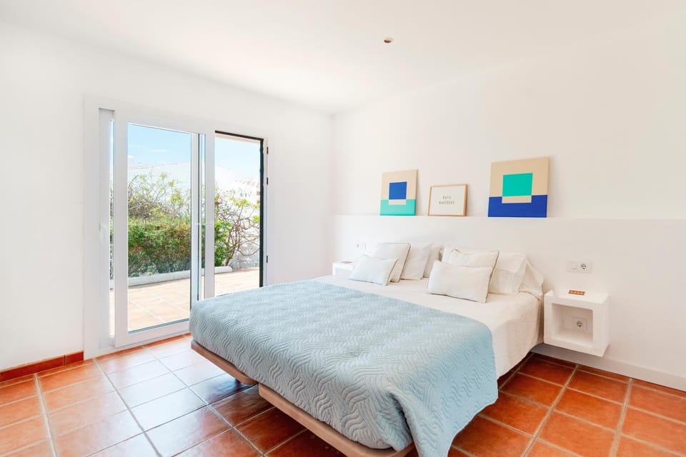 Bed, Day, Photo of the whole room, Bedroom, Garden view