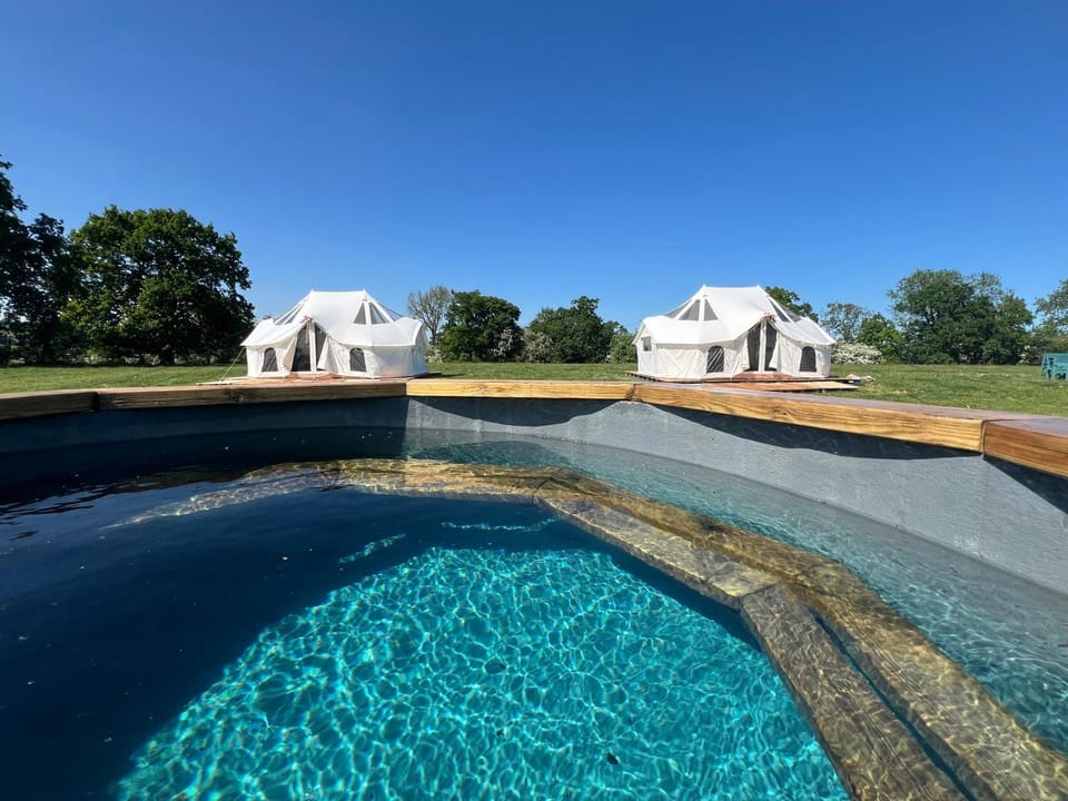 Property building, Day, Pool view, Swimming pool, sunbed