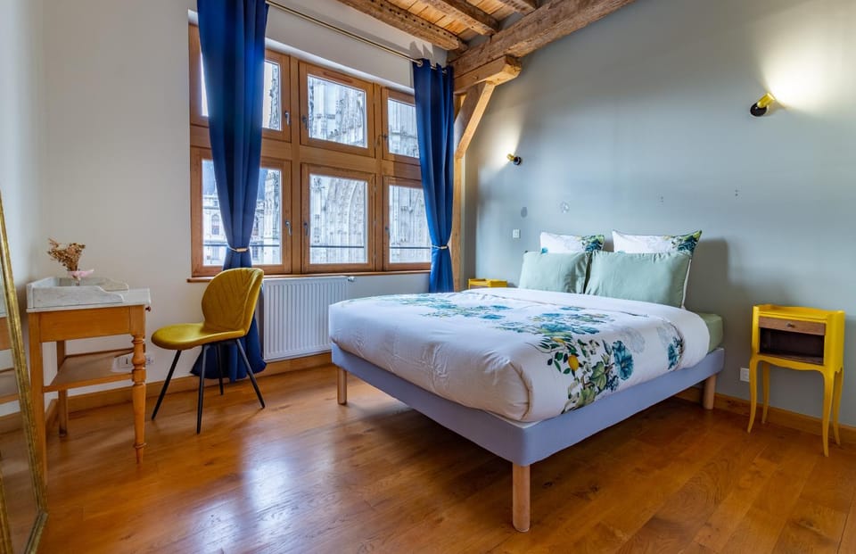 Bed, Photo of the whole room, Seating area, Bedroom