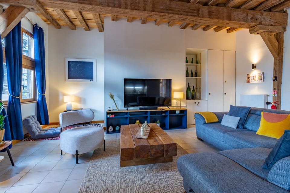 Communal lounge/ TV room, TV and multimedia, Living room, Seating area, Evening entertainment