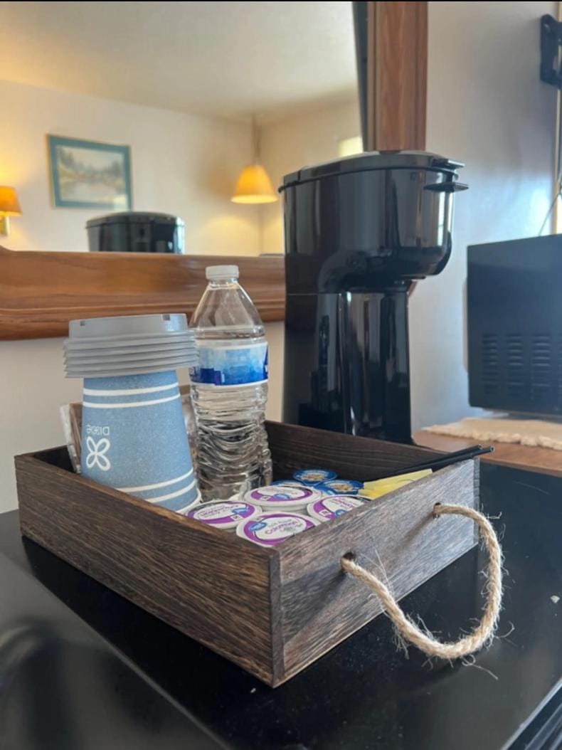 Coffee/tea facilities, Bedroom, Bath, internet, internet, microwave, pet friendly, pet friendly, air conditioner, air conditioner
