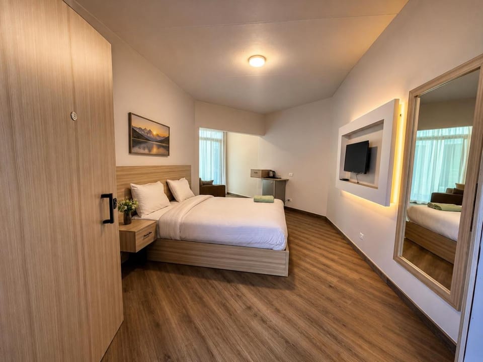 Property building, Bed, TV and multimedia, Living room, Photo of the whole room, Bedroom, wardrobe