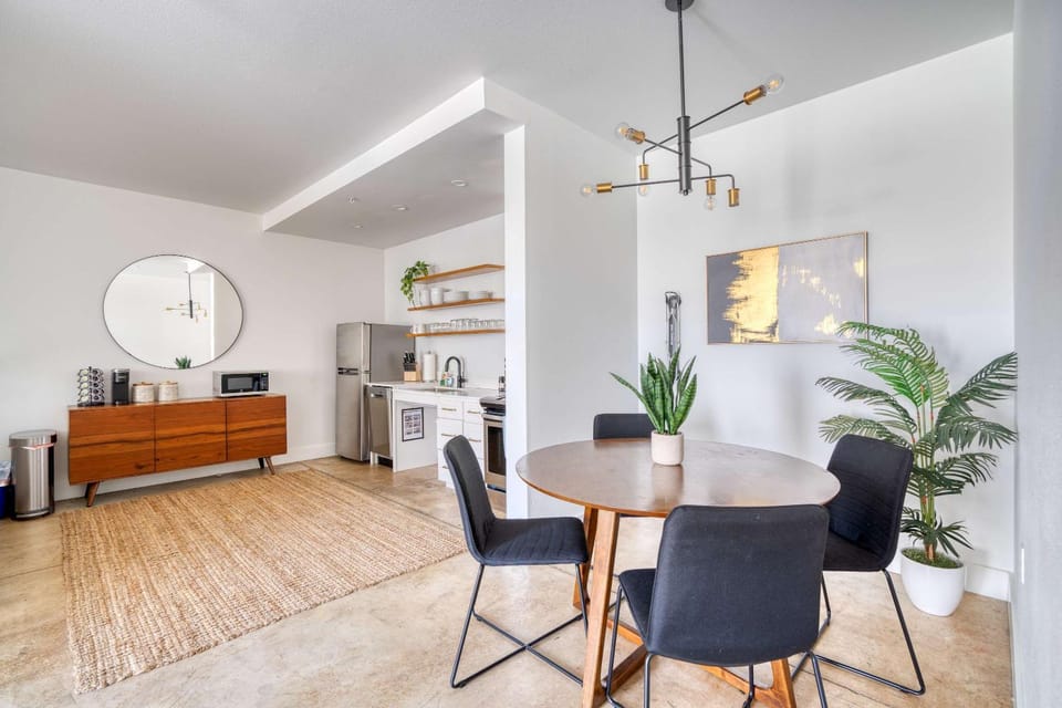 Studio Bliss Dual-Queen Stay in Vibrant Alberta Apartment in Portland