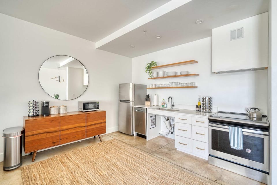 Studio Bliss Dual-Queen Stay in Vibrant Alberta Apartment in Portland