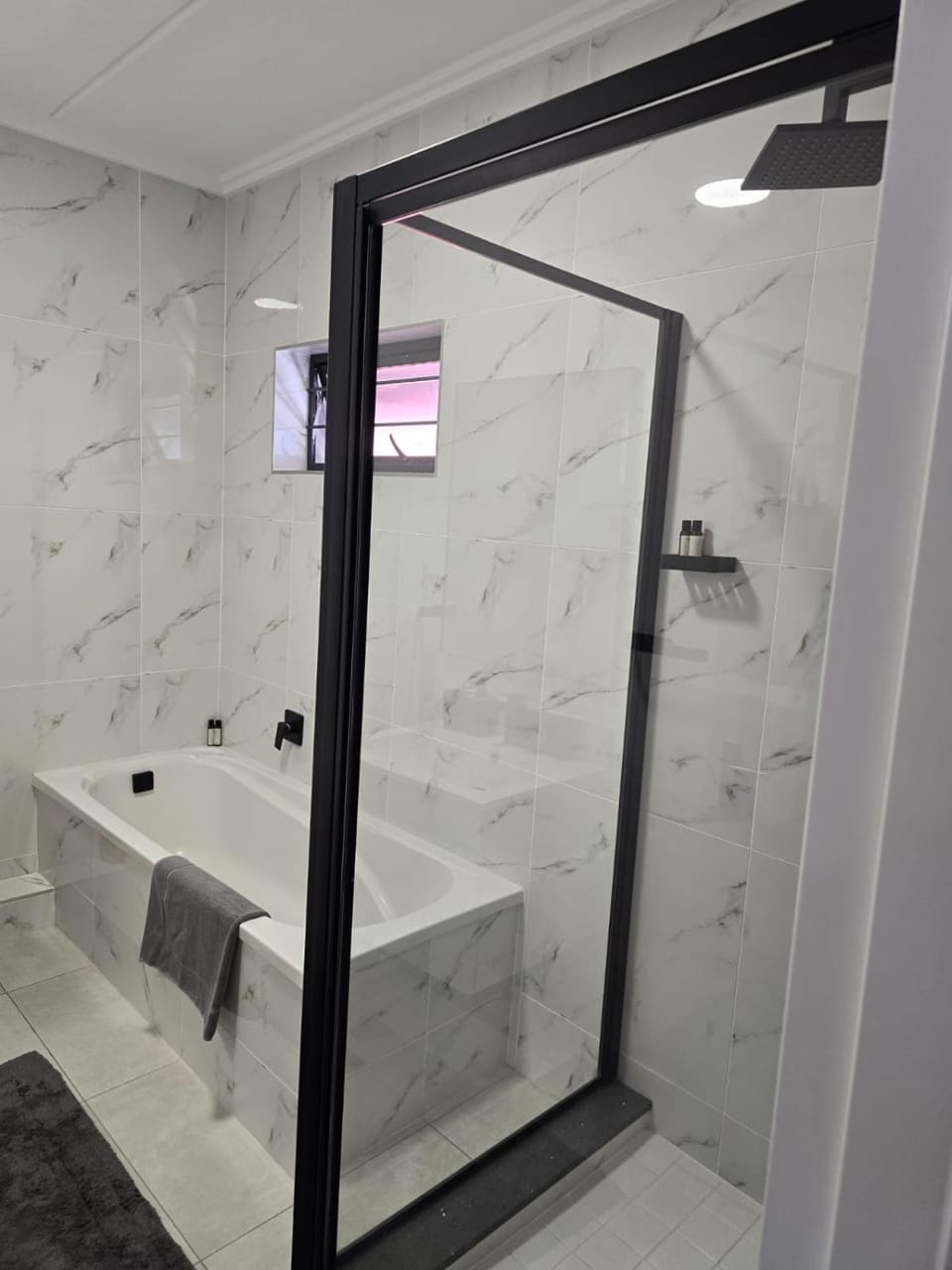 Cozy, Homely Sandton Condo Apartment in Sandton