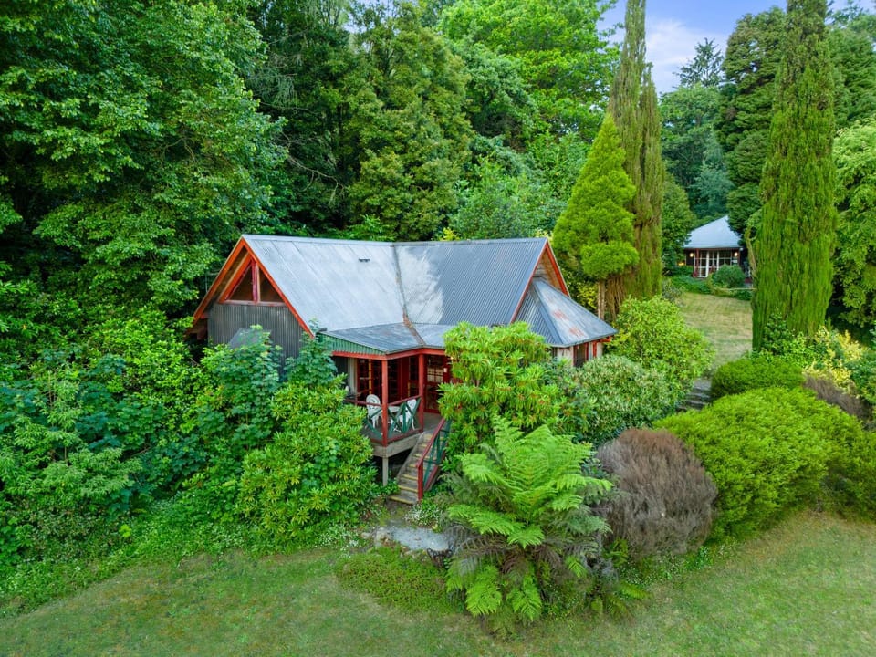 StayAU Owls Croft Picturesque Cottage Valley View House in Mount Dandenong