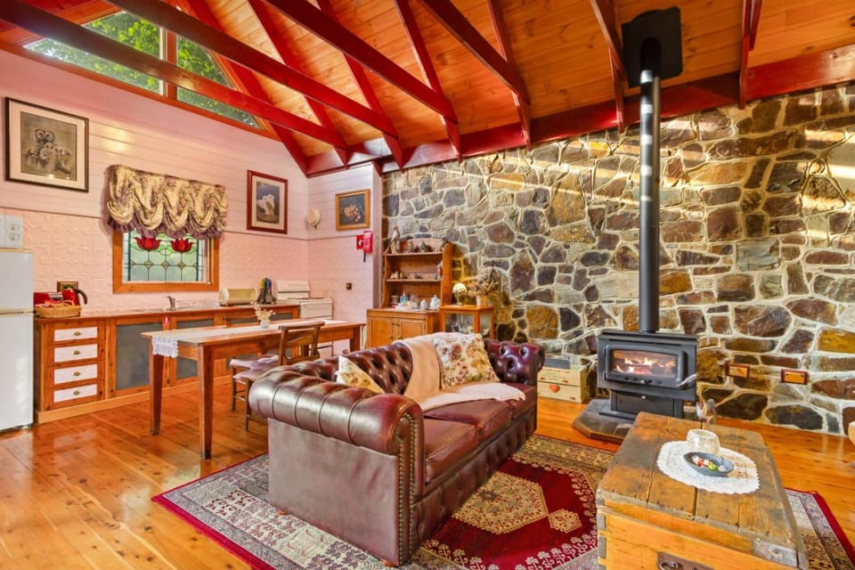 StayAU Owls Croft Picturesque Cottage Valley View House in Mount Dandenong
