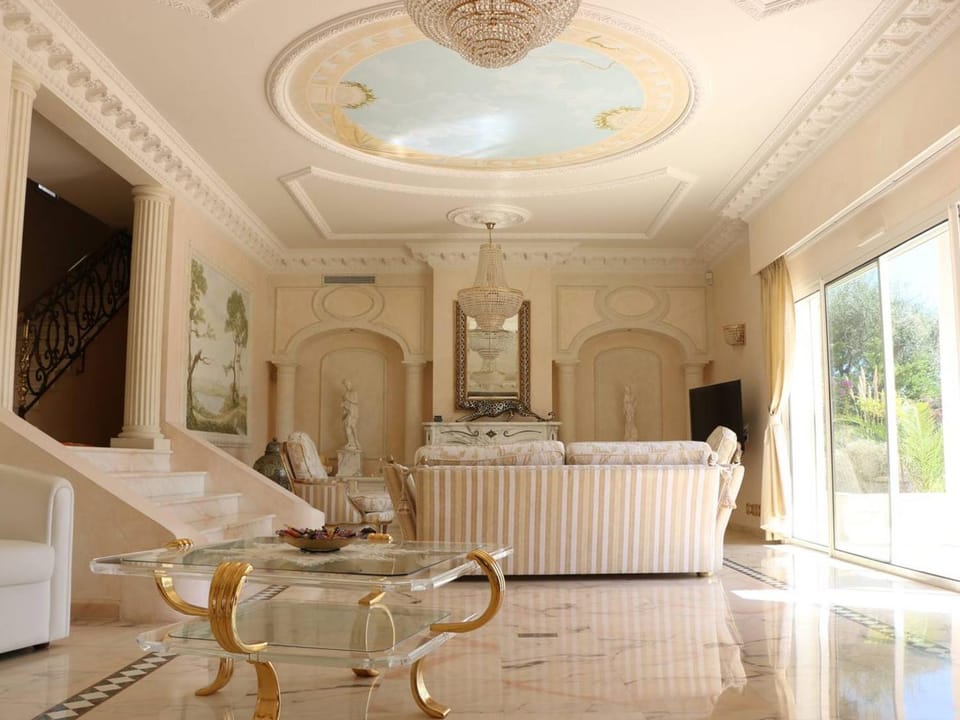 Villa de Maître 6 Chambres avec Piscine et Jacuzzi - FR-1-768-119 Villa in Roquebrune-sur-Argens