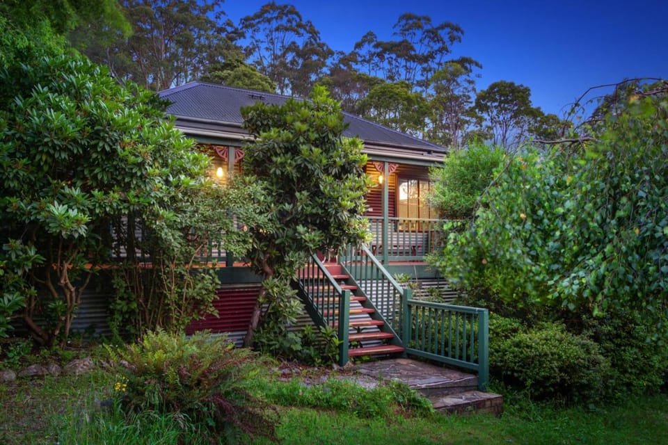 StayAU Ironbark Cottage Romantic Retreat Dandenong House in Mount Dandenong