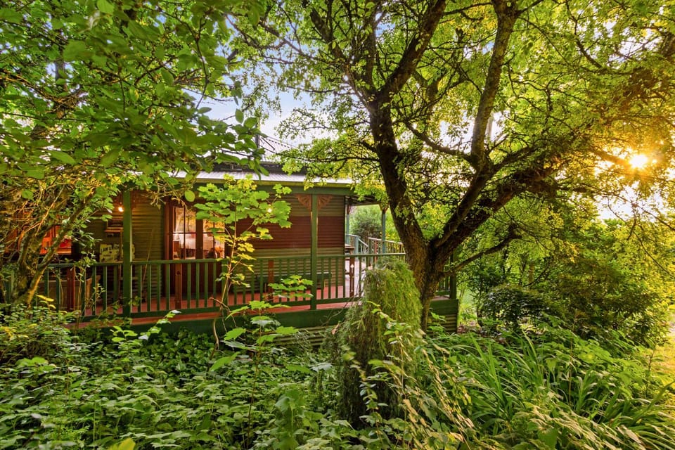 StayAU Ironbark Cottage Romantic Retreat Dandenong House in Mount Dandenong
