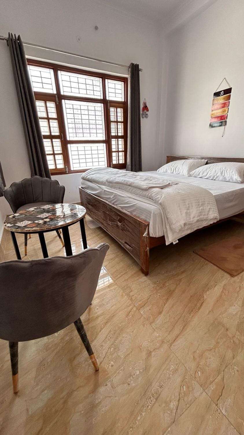 Bed, Living room, Photo of the whole room, Seating area, Bedroom