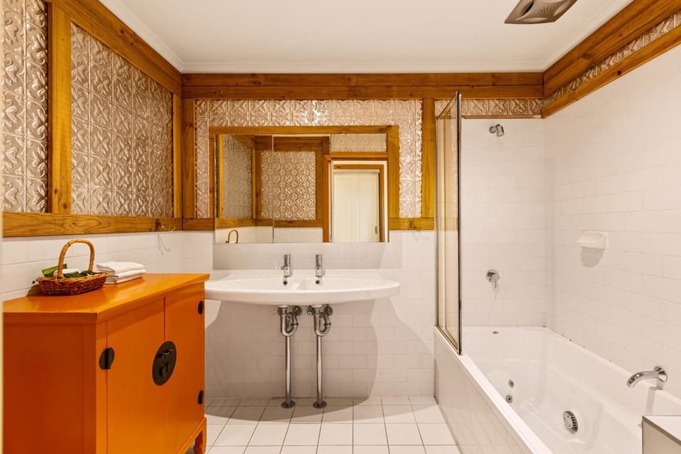 StayAU Luxury Candlewick Cottage in Dandenong House in Mount Dandenong