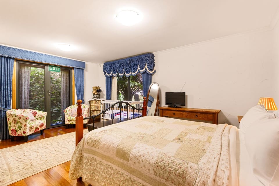 StayAU Luxury Candlewick Cottage in Dandenong House in Mount Dandenong