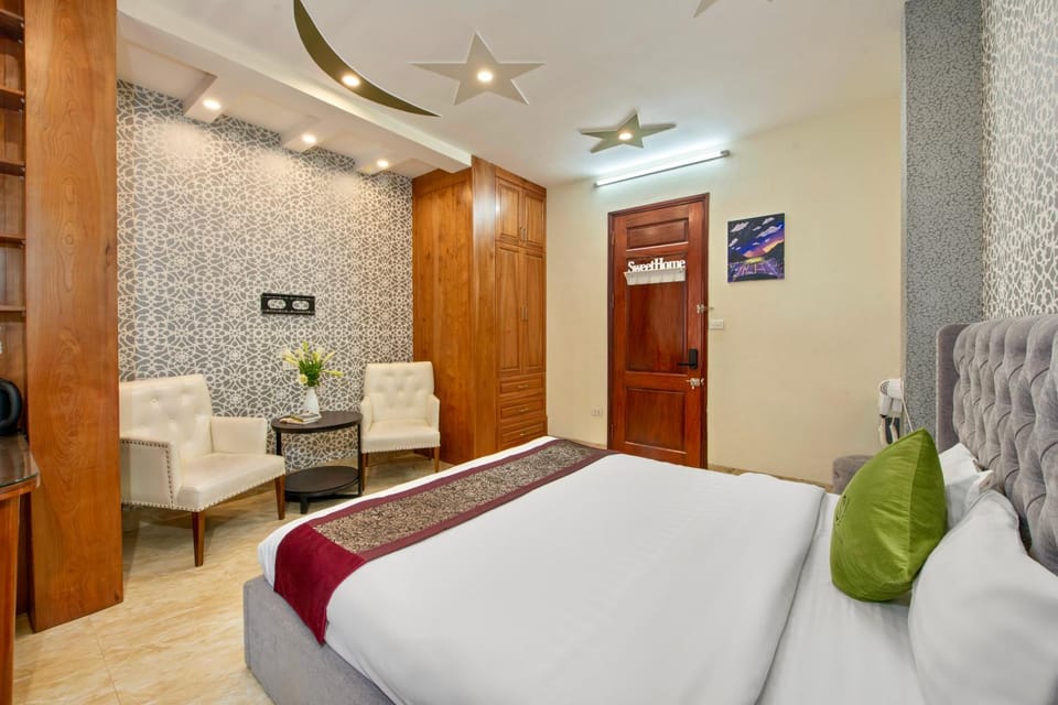 Shower, Toilet, Bed, Bathroom, TV and multimedia, Balcony/Terrace, Photo of the whole room, Decorative detail, Seating area, Bedroom, bidet, hair dryier, heating, internet, towels, wardrobe, air conditioner