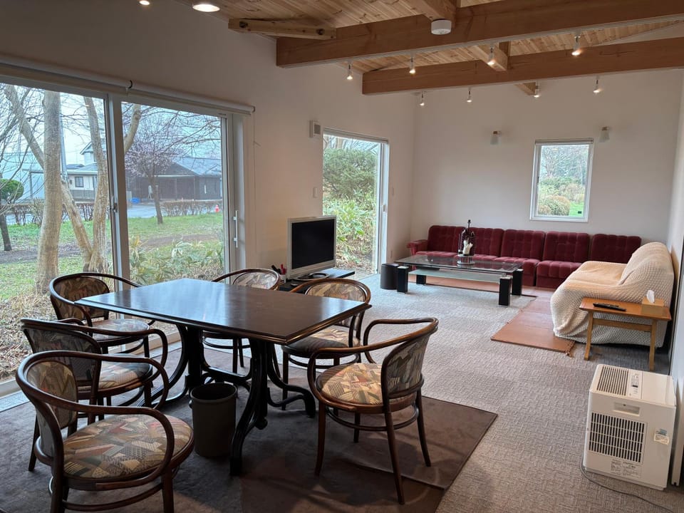 Communal lounge/ TV room, TV and multimedia, Living room, Dining area