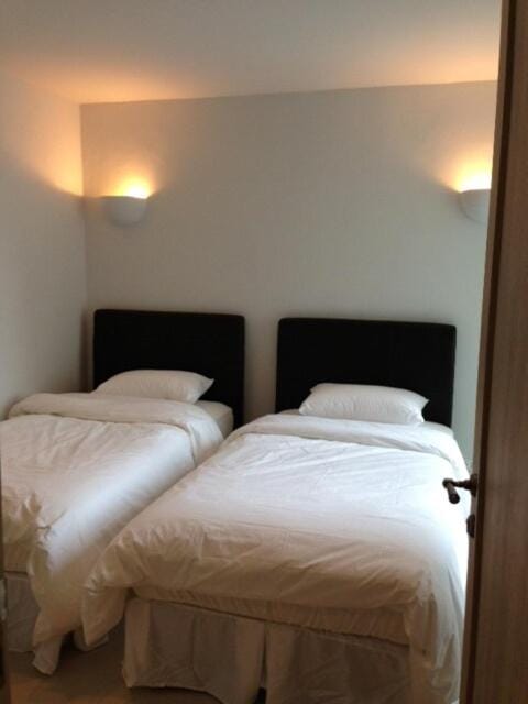 Chelona Greece Beachfront! - 2 BR n FREE NETFLIX Apartment in Nong Kae