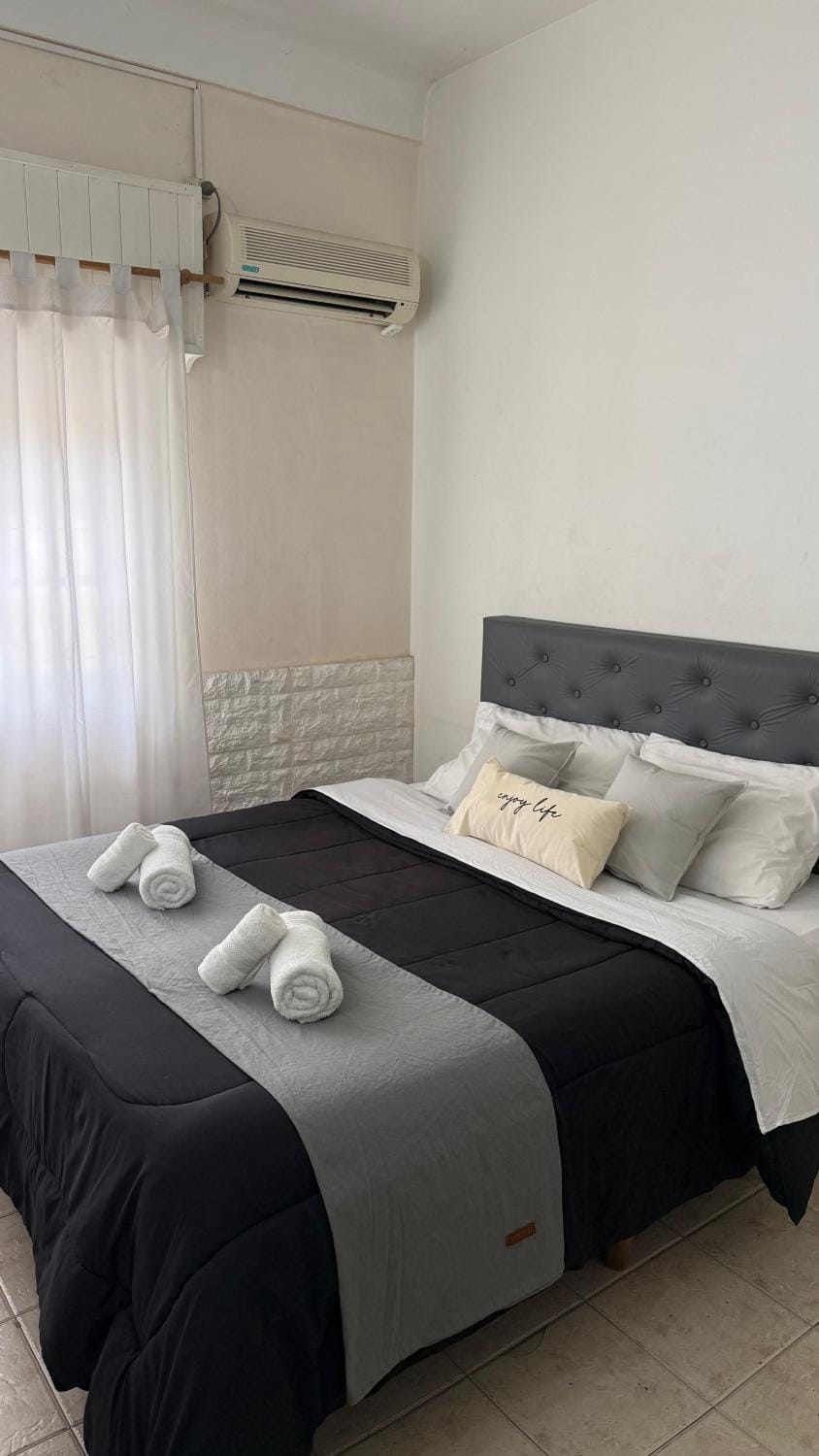 Bed, Bedroom, towels