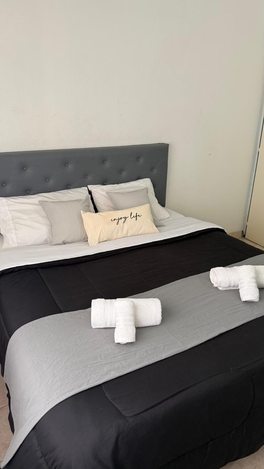 Bed, Bedroom, towels