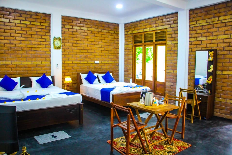 Bed, Photo of the whole room, Seating area, Dining area, Bedroom