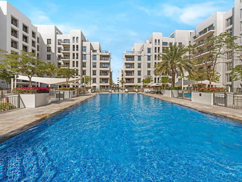 Property building, Day, Pool view, Swimming pool, sunbed
