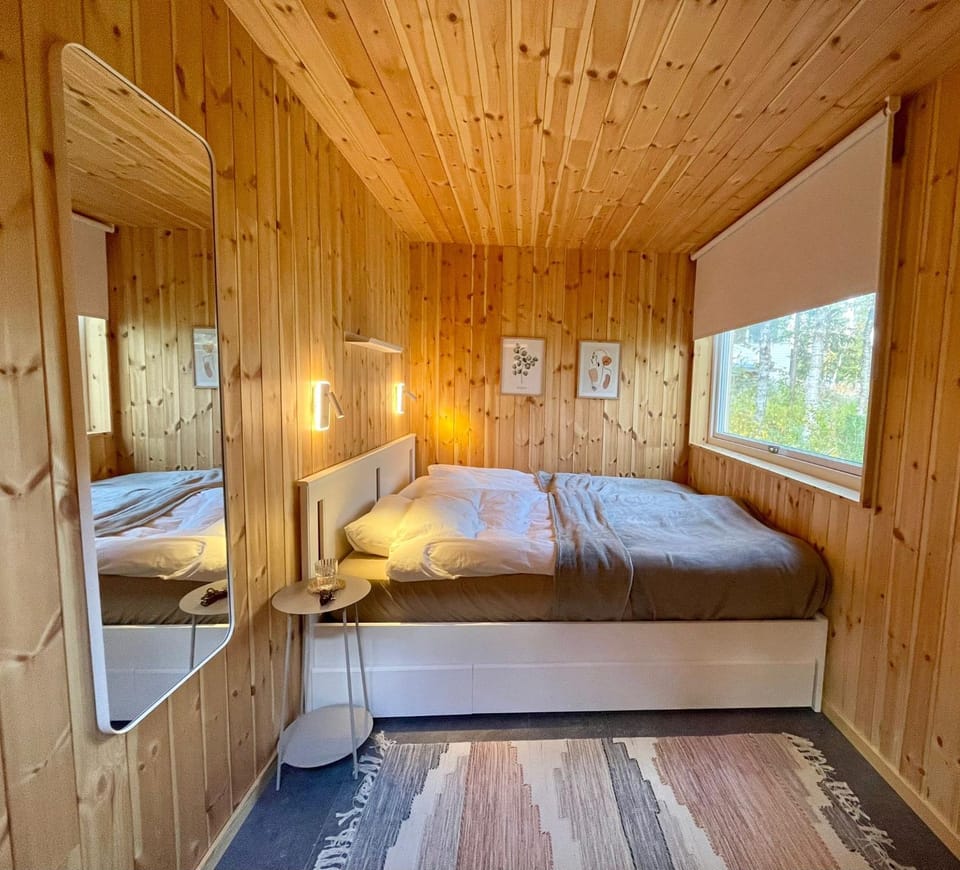 Property building, Bed, Bedroom