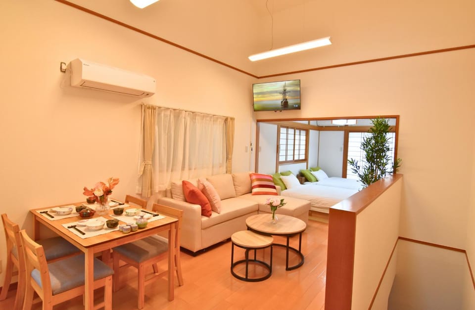 TV and multimedia, Living room, Seating area, Dining area