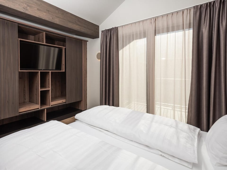Bed, TV and multimedia, Photo of the whole room, Bedroom