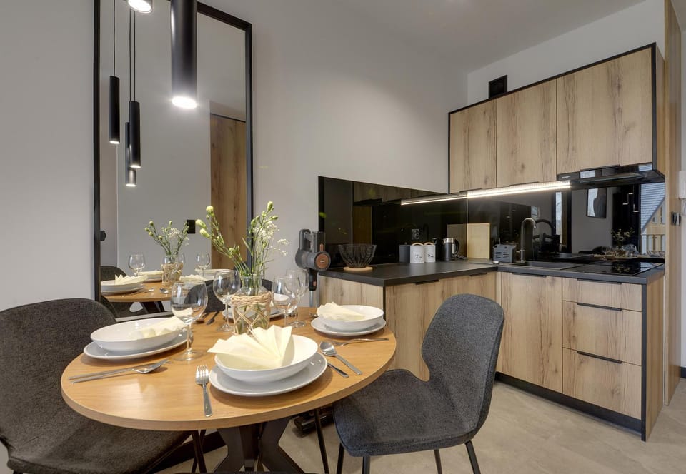 Coffee/tea facilities, Kitchen or kitchenette, Dining area, minibar, stove