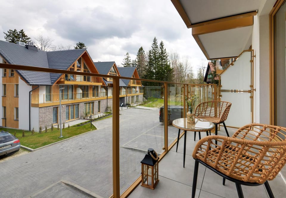 Property building, Patio, Neighbourhood, View (from property/room), Balcony/Terrace, Dining area, Parking