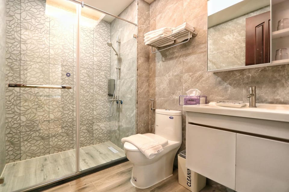 Shower, Toilet, Bathroom, towels