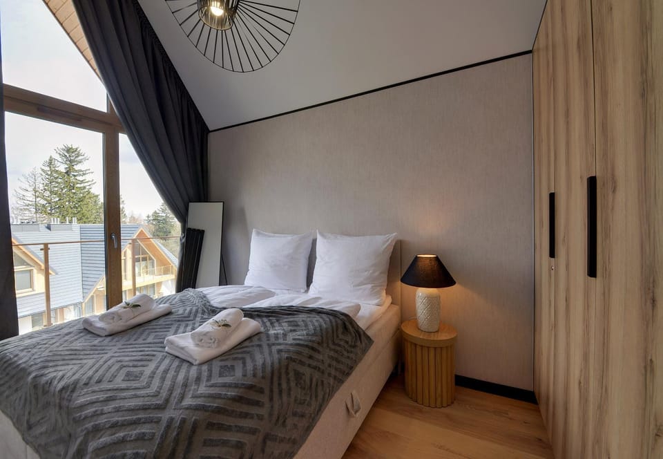 Bed, Photo of the whole room, Bedroom, towels