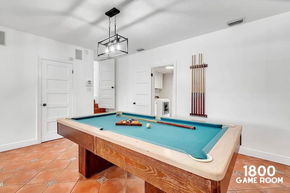 Billiard, Game Room