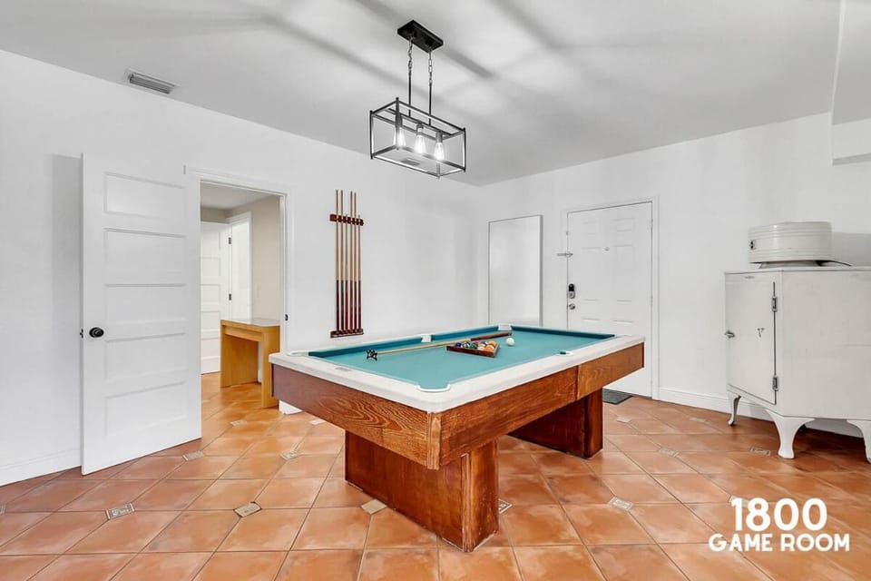 Billiard, Game Room