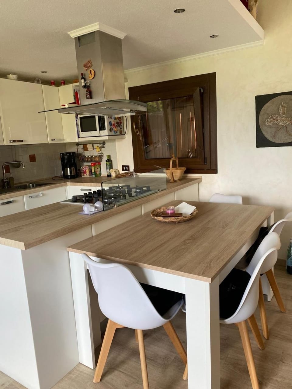 Kitchen or kitchenette, Dining area, stove