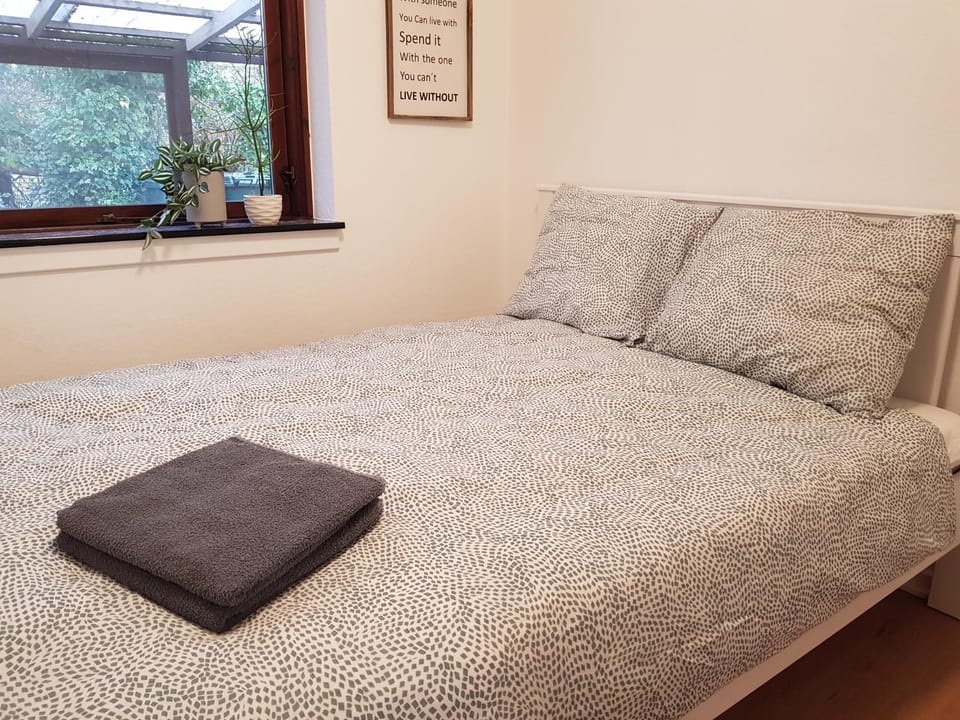 Bed, Photo of the whole room, Bedroom, towels