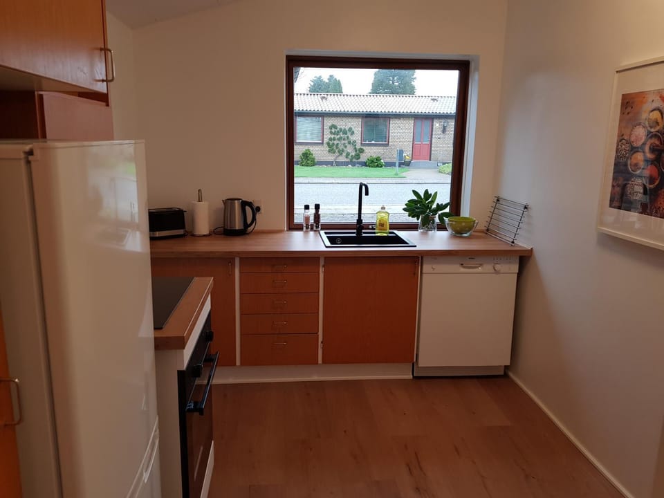 Coffee/tea facilities, Kitchen or kitchenette, oven