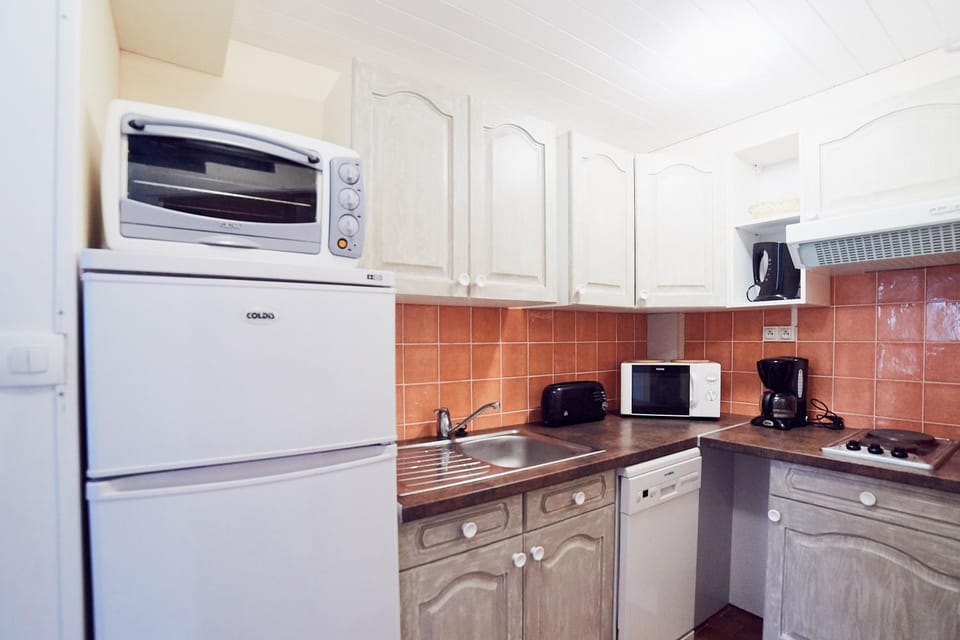 Kitchen or kitchenette, dishwasher, oven, stove, toaster