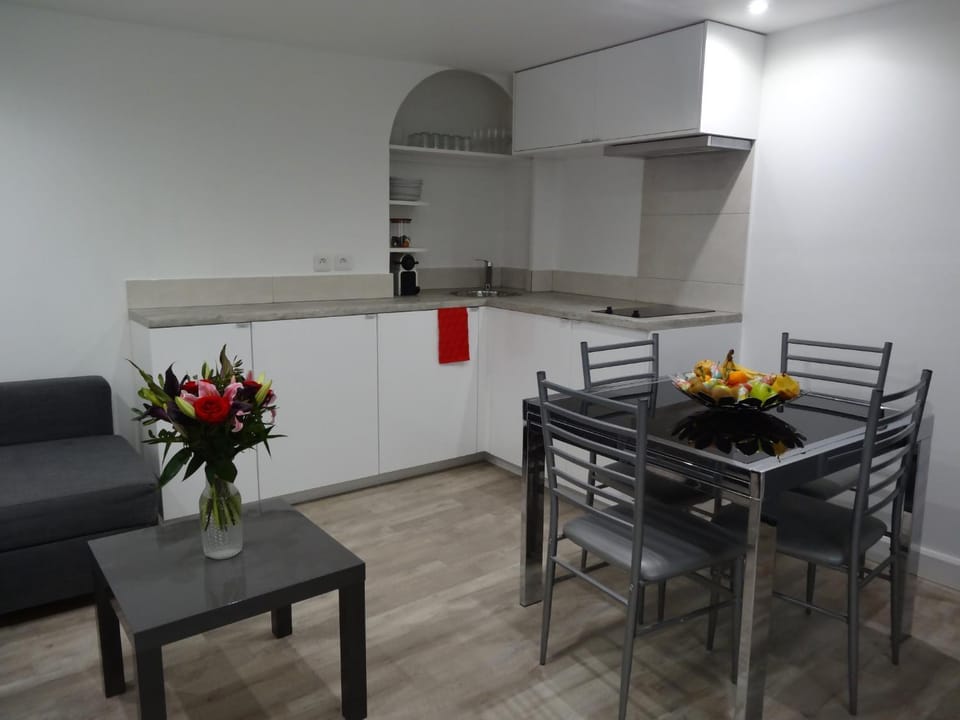 Kitchen or kitchenette, Living room, Seating area, Dining area, stove