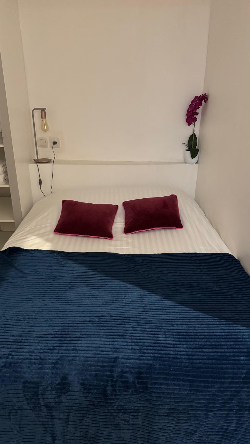 Bed, Photo of the whole room, Bedroom