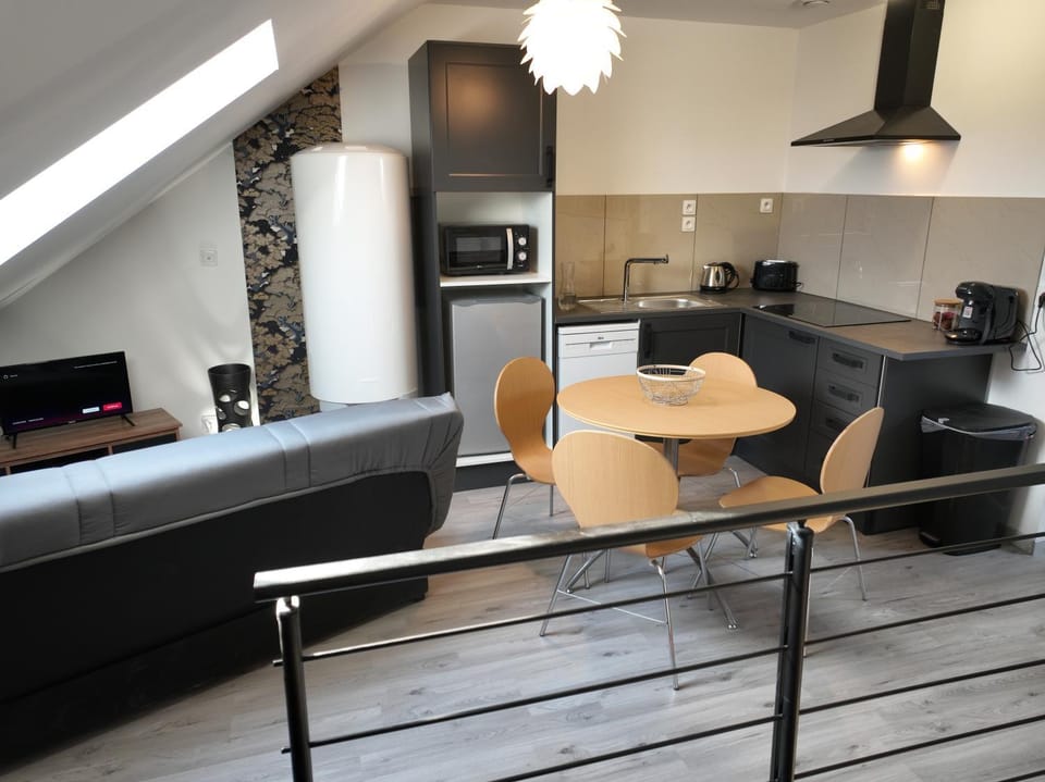 Communal lounge/ TV room, TV and multimedia, Coffee/tea facilities, Kitchen or kitchenette, Living room, Seating area, Dining area, stove, toaster