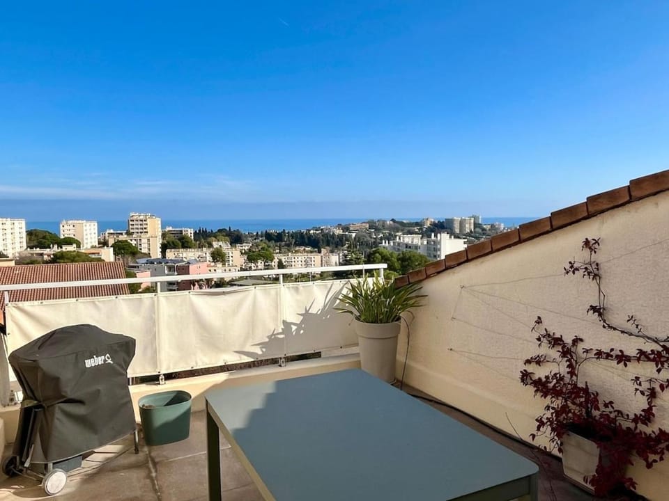 Natural landscape, View (from property/room), Balcony/Terrace, Dining area, Sea view