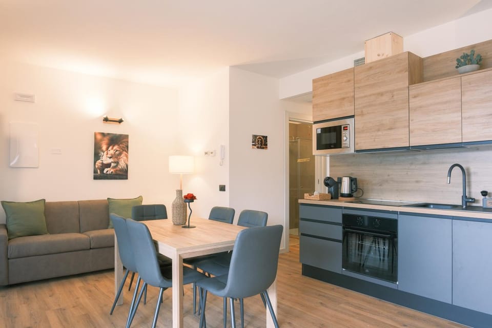 Kitchen or kitchenette, Living room, Seating area, Dining area